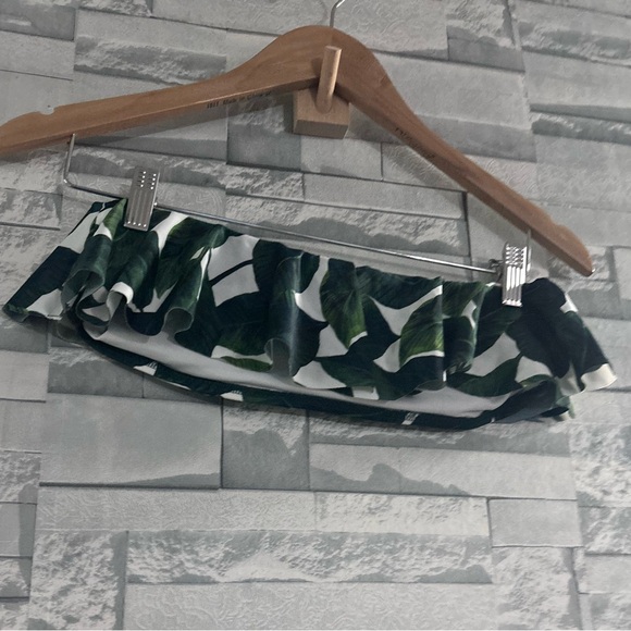 Milly Green Leaf Print Bikini Top
MILLY CABANA - Picture 7 of 15